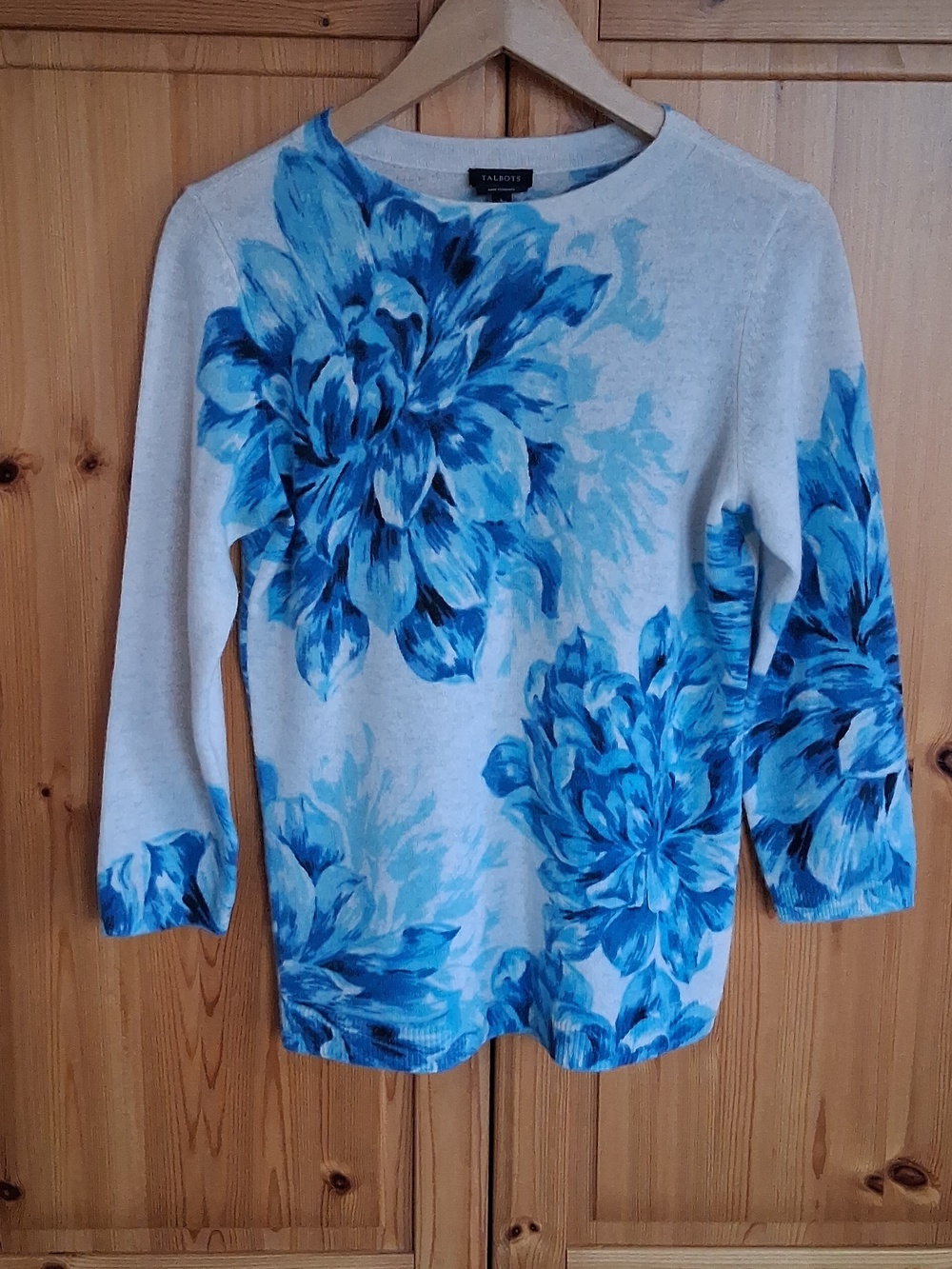 Talbots Audrey Gray Cashmere Floral Blue Peonies Preppy Sweater Size Small - Picture 2 of 7